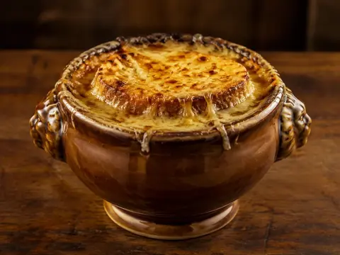 Soupe à l’oignon gratinée